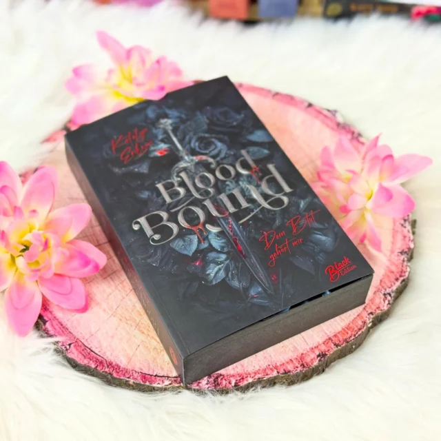 🅡🅔🅥🅘🅔🅦 
🌸 Blood Bound - Dein Blut gehört mir
[ᴡᴇʀʙᴜɴɢ | Rezensionsexemplar ]
✩✩✩✩✩/5⭐ Highlight
@black.edition.verlag @katelynerikson 

🅚🅤🅡🅩🅜🅔🅘🅝🅤🅝🅖
Ich habe schon bei der Leseprobe gemerkt, dass das keine Geschichte sein wird, die ich bis jetzt gelesen habe, sondern sich komplett von allen anderen abheben wird. 

Die Autorin her hier eine komplett andere Welt, wie ich sie kannte, erschaffen. Es spielt größtenteils in unserer Welt, macht aber ab und an einen Swipe in die Welt von Licht und Dunkelheit - und zwar in den Himmel, wo wir sehr viele Engel und Vampire geht. Wir blicken auch immer wieder in die Vergangenheit zurück bevor sich alles änderte. 

Cassiel ist ein gefallener Engel, der sein Leben von nun an auf der Erde verbringen muss zusammen mit seinen beiden Freunden. Der Durst nach Blut, nach Brutalität und dem Spass. Er ist als der Rockstar Alec unterwegs und wandelt durch die Schatten der Dunkelheit. Er will vergessen, weil er sich die Schuld für all das gibt was geschehen ist. Er spürt den Schmerz. Doch dann begegnet ihm Sienna und stellt seine bisherige Situation komplett auf den Kopf. 

Der Schreibstil der Autorin ist so angenehm, locker und man fliegt dadurch nur so durch die Seiten und was hat sie hier für eine Geschichte kreiert. Ich haute mich völlig aus den Socken. Die Dialoge der Charaktere haben mich köstlich amüsiert. Vor allem Cassiel, der der Teufel in Person ist. Was war ich von ihm und Sienna begeistert. Ich werde aus der Sicht der beiden durchs Buch geführt.

🅕🅐🅩🅘🅣
Eine düstere, emotionale und gefährliche Welt in die die Autorin ihre Leser entführt und man darf keine schwache Nerven hier haben. Sehr viel Spice wird hier wie es typisch für Dark Romance ist wieder einmal geboten. Es hat mich komplett zerrissen und mir lief es eiskalt den Rücken runter.

#qotd: Wie steht ihr zu Fantasy Elementen in Dark Romance Geschichten?

Habt noch einen schönen Tag 

Eure Betti

__ 
Bild-/Videomaterial: @katelynerikson 

BUCHREZENSION VAMPIRE DARK ROMANCE 
#review #bookreview #buchrezension #mrsbookishmoments #bloodbound #vampire #engel #spicy #blackedition #katelynerikson #darkromantasy #darkromance