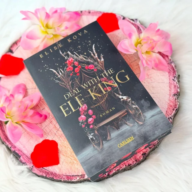 🅡🅔🅥🅘🅔🅦 
🌸 Married into Magic (1) Deal with the Elf King
[ᴡᴇʀʙᴜɴɢ | Selbst gekauft ]
✩✩✩✩✩/5⭐
@carlsenverlag @elise.kova 

#qotd: Liest ihr gerne Bücher über Fae? 

🅚🅤🅡🅩🅜🅔🅘🅝🅤🅝🅖
Für mich ist dieses Buch mein allererstes Buch der Autorin gewesen zu dem ich gegriffen habe, um es zu lesen. Eine Welt, die sehr spannend, abenteuerlich, beeindruckend und voller Magie und Wesen ist. Schon nach ein paar Seiten hatte mich die Geschichte in ihren Bann gezogen. Luella und Eldas sind so tolle Charaktere. 

Luella ist eine Heilerin aus der Welt der Menschen sind plötzlich wird sie zur neuen Königin für das Elfenvolk ausgewählt. Sie hat mich mit ihrer zähen, cleveren und hilfsbereiten Art so fasziniert, vor allem darin, wie sie den Menschen helfen möchte. Auf Dauer im Schloss Leben zu müssen, ist einfach nichts für sie, da sie immer was zu tun haben möchte und ihr sonst irgendwann die Decke auf den Kopf fallen würde. Und ihre Leidenschaft nicht mehr ausüben zu können wäre für sie der absolute Horror. Daher sucht sie händeringend nach einer Lösung. Elidas, der Elfenkönig, ist anfänglich sehr reserviert und mysteriös. Er hält sich sehr bedeckt, sodass ich etwas brauchte bis ich hinter seine Fassade und seiner Welt blicken konnte, weil er sich durch Luella mit der Zeit mehr und mehr öffnet erst und man dann vieles bei ihm dann nachvollziehen kann. Von ihm wird sehr viel abverlangt. 

Die Entwicklung der Geschichte und die Beziehung der beiden mochte ich sehr. Es sind sehr viele Slow Burn Vibes mit in die Romance Elemente mit eingebunden, sodass die gefühlvollen Momente auch dabei nicht fehlen dürfen. Der Schreibstil der Autorin ist sehr angenehm. 

🅕🅐🅩🅘🅣
Eine wunderschöne und süße Romantasy Story mit sympathischen Protagonisten und einem geheimnisvollen Elfenkönig, wie auch einer atemberaubenden und beeindruckenden Welt. Ich freue mich schon auf den zweiten Teil und ihre anderen Werke, die sie schrieb. Eine klare Leseempfehlung von mir. 

Habt einen schönen Tag ihr Süßen 🩷

Eure Betti 

BUCHREZENSION ELFEN  ROMANTASY 

#review #bookreview #buchrezension #mrsbookishmoments #romantasy #elisekova #dealwiththeelfking #slowburnromance #slowburn