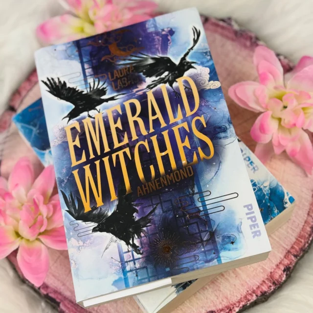 🅡🅔🅥🅘🅔🅦 
🌸 Emerald Witches - (1) Ahnenmond
[ᴡᴇʀʙᴜɴɢ | Selbst gekauft ]
✩✩✩✩✩/5⭐
@piperverlag @laura_labas_ 

#qotd: Wohin würdet ihr gerne mal hinreisen?

🅚🅤🅡🅩🅜🅔🅘🅝🅤🅝🅖
Als totaler Fan von Fantasy und Hexen musste ich dieses Buch von der Autorin endlich mal lesen. Ich war auf solch eine Geschichte aber absolut nicht gefasst. Holy Moly. Das Cover hat mich ja schon förmlich in seinen Bann gezogen von seiner Aufmachung her von seinen ganzen Details her und dann noch das Lila welches in das schwarz übergeht. Es passt perfekt zum Inhaltlichen. Hier geht es in eine Welt wie ich sie wirklich noch nie gesehen und erlebt habe. Düster ist es immer bei solchen Geschichten, aber dass man Jeyen in Kombi mit Dämonen erlebt war mir sehr neu. Dennoch hat es die Autorin geschafft mich komplett für sich einzunehmen und mich für sich zu gewinnen. Bin regelrecht begeistert. Die Art wie Laura die Charaktere, die Welt und alles beschreibt, wirkte auf mich so lebendig und echt. 

Hana ist so sympathisch. Die Art wie sie sie drauf ist faszinierte mich sehr. Das Setting welches mich nach Korea führt hat der ganzen Geschichte nochmal mehr Sympathiepunkte aufgesetzt. Mehr über den Zirkel und die Rituale zu erfahren, wie auch die koreanischen Wörter die mir begegnet sind, haben mein Herz und meine Begeisterung so richtig entfacht. 

🅕🅐🅩🅘🅣
Ein spannender, mitreißender Auftakt einer Hexengeschichte, die in einem die Lust auf mehr erweckt. Diese Wendungen, die zum Schluss kam, hat mich komplett eiskalt erwischt und sprachlos dastehen lassen. Was war ich geschockt. Muss auf jeden Fall den Zweiten lesen. Klare Leseempfehlung. 

Habt einen guten Start ins Wochenende ihr Süßen 🩷

Eure Betti

__

BUCHREZENSION DÄMONEN HEXEN FANTASY

#review #bookreview #buchrezension #mrsbookishmoments #thescarletcrown #vampire #fantasy #darkromance