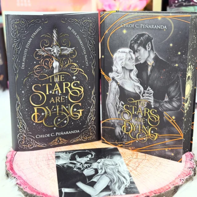 🅡🅔🅥🅘🅔🅦 
🌸 Nytefall (1) The Stars are Dying
[ᴡᴇʀʙᴜɴɢ | Rezensionsexemplar ]
✩✩✩✩✩/5⭐ Highlight
@bramble_verlag @chloecpenaranda 

#qotd: Was steht bei euch heute auf dem Plan? 

🅚🅤🅡🅩🅜🅔🅘🅝🅤🅝🅖
Ich habe ja schon sehr viele Geschichten ähnlicher Art gelesen und geliebt, aber diese hier ist etwas besonderes und hat mich mehr als überrascht und für sich gewonnen. Ich werde von der Autorin in eine Welt voller Fantasie, Magie, Vampiren, Bällen und einer Dunkelheit, die diese Welt überschattet. Natürlich darf dabei die Liebe und Spicy nicht fehlen. 

Ich lerne eine Protagonistin kennen, die mitten im Chaos steht und verzweifelt nach einem Ausweg aus der Dunkelheit sucht. Auf dieser Suche danach schöpft sie neue Hoffnungen und versucht auch Wahrheiten zu bekommen. 

Der angenehme, gefühlvolle Schreibstil und das beeindruckende Atmosphäre, die sie schafft, führt auch bei als Leserin dazu, dass ich dieses Buch einfach nicht aus der Hand legen konnte. Es ging einfach nicht. Sie schafft es durch die bildhaften Beschreibungen und die kommunikative Art einen komplett für sich zu gewinnen und dass man das Gefühl vermittelt bekommt, man ist live dabei und erlebt alles selbst. Durch die plötzlichen Wendungen gibt es sehr oft Momente, wo man den Atem komplett abhält, man Gänsehaut bekommt. Bin hin und weg. 

🅕🅐🅩🅘🅣
Ein eindrucksvoller, einfühlsamer und berührender Auftakt für alle Fans Fan High Fantasy und Co. Es war für mich einer emotionalsten Geschichten gewesen, die ich bisher in diesem Genre überhaupt gelesen habe. Eine voller Hoffnung, die Schlacht gegen die Dunklen Mächte und der Suche nach einer Lösung, um das Licht herbeizuführen. Gut ausgearbeitete Charaktere, ein atemberaubendes Setting. Was will man mehr? Freue mich schon auf die nächsten beiden Teile. Sehr zu empfehlen. 

Habt einen schönen 1. Mai Feiertag. 🫶🏻

Eure Betti 

BUCHREZENSION VAMPIRE  ROMANTASY 

#review #bookreview #buchrezension #mrsbookishmoments #nytefalltrilogy #chloecpenaranda #thestarsaredying #fantasy