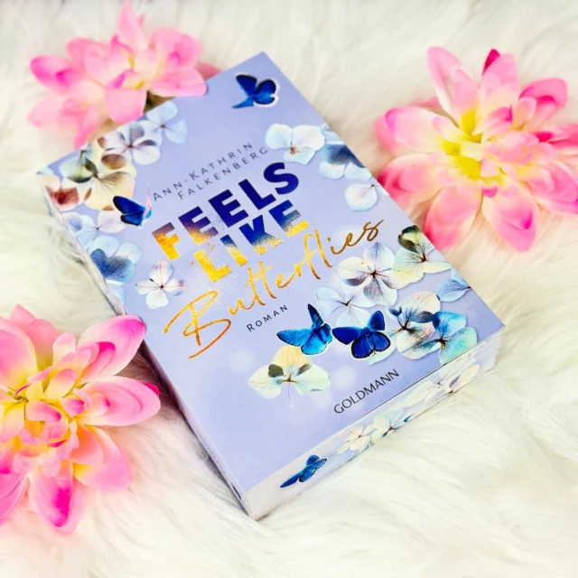 🅡🅔🅥🅘🅔🅦 
🌸 Feels like butteflies 
[ᴡᴇʀʙᴜɴɢ | Rezensionsexemplar ]
✩✩✩✩✩/5⭐ 
@pieper_buecher @annkathrin.falkenberg.autorin @penguinrandomhouse 

🅚🅤🅡🅩🅜🅔🅘🅝🅤🅝🅖
Wie schlimm muss es für jemanden sein, wenn man erfährt, dass das, was man am meisten liebt kurz vor den Ruin steht? Charlie zerbricht es das Herz förmlich. Deshalb kehrt sie zurück nach Hazelwood. Dort angekommen begegnet sie Nate, der auf der Schmetterlingsfarm als Aushilfe arbeitet und beide müssen auch noch zusammenarbeiten. Keiner von den beiden ist begeistert davon und das merkt man intensiv. Doch sie lernen sich mit der Zeit besser kennen. Nur Nates Vergangenheit spielt ihnen sehr übel mit und stellt sie vor eine enorme Herausforderung. 

Dieses Setting hat mich so beeindruckt und fasziniert. Ich liebe Schmetterlinge über alles. Einer der schönsten und beeindruckendsten Lebewesen, die es gibt.  Umso erstaunlich waren die Infos, die ich über sie bekam hier in dem Buch. Ich war sehr neidisch auf Charlie, die diesen Tieren sehr sehr nahe kommt und ich hätte sehr gerne mit ihr getauscht. Auch das Kleinstadt Feeling welches hier mitspielt, war wieder sehr sehr idyllisch und schön. 

Mit Charlie und Nate hat die Autorin wirklich die perfekten Protagonisten erschaffen, denn beide sind so sympathisch sind. Alles mit ihnen beiden zu erleben und wie sie sich entwickeln, hat mein Herz sehr erwärmen lassen und das nicht nur wegen der Schmetterlinge, sondern auch wegen den beiden Protagonisten. Sie kommen aus unterschiedlichen Welten und finden, wenn es drauf ankommt, immer wieder zueinander. Sie müssen sich ihrem Alltag entgegenstellen wie auch Geheimnissen und wie sie aufgrund ihrer Lasten, all das dennoch schaffen. Es gibt ein Ich und ein Wir. Der Familienzusammenhalt ist hier mehr als deutlich.

🅕🅐🅩🅘🅣
Ein sehr spannender und gefühlvoller Auftakt, sowie der angenehme und harmonische Schreibstil, wie auch das atemberaubende Kleinstadt Setting mich sprachlos zurückgelassen. Freue mich auf den zweiten Teil. 🦋

Habt einen tollen Tag ihr Süßen 🩷

Eure Betti

BUCHREZENSION KLEINSTADT NEW ADULT 
#review #bookreview #buchrezension #mrsbookishmoments #butterflies #kleinstadt #schmetterling
